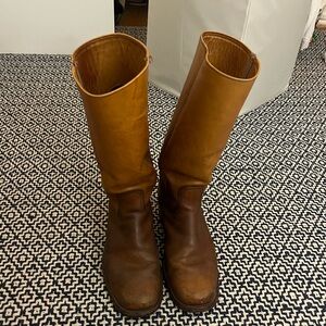 Frye boots tan and in good condition size 9D